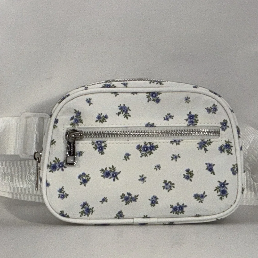 Madden girl Belt Bag Whit With Little Blue Flowers White Strap Grey Interior 8x6